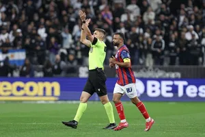 📹 VAR mất 8 phút kiểm tra bàn thắng tại Brasileirão, bạn đã thấy chưa