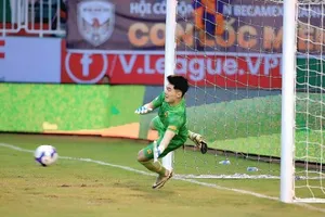 CĐV HAGL phấn khích với màn thể hiện của Trung Kiên trước Hà Nội FC