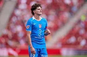 Hỏng pen, Atletico mất điểm trong thế thiếu người