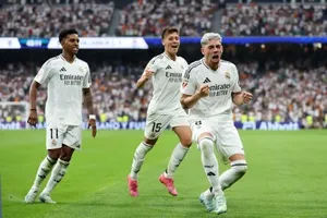 Kylian Mbappé và hành động ấm lòng bảo vệ Vinícius Júnior giữa tâm bão la ó tại Bernabéu