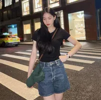 Hotgirl bóng chuyền Nguyễn Thị Phương khoe vẻ dịu dàng giữa phố phường Thượng Hải