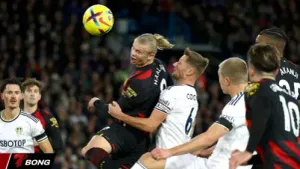 Hàng thủ Leeds United tìm cách khóa chặt Erling Haaland tại Elland Road