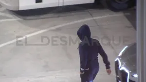 XEM NGAY: Luka Modric trao tặng áo đấu cuối cùng tại Real Madrid cho đồng đội