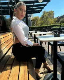 Đóng phim ‘nóng’ với sếp, nữ trọng tài sexy trả giá đắt