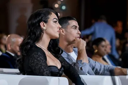 Ronaldo tình tứ ngắm bạn gái gợi cảm