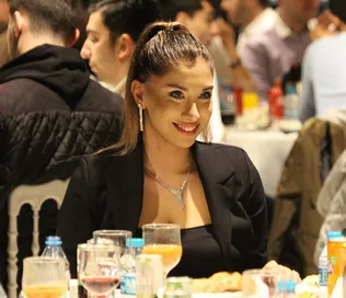 Đóng phim ‘nóng’ với sếp, nữ trọng tài sexy trả giá đắt