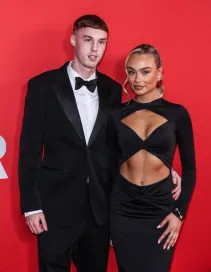 Bạn gái Cole Palmer khoe dáng nuột nà bên cây dừa