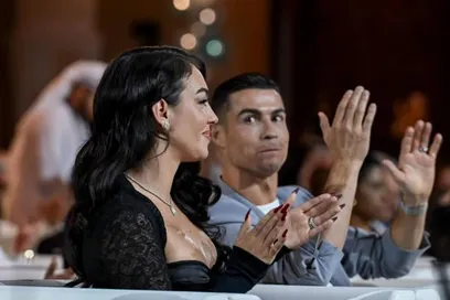 Ronaldo tình tứ ngắm bạn gái gợi cảm