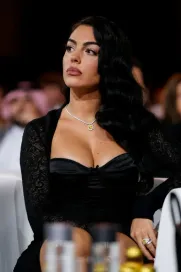 Ronaldo tình tứ ngắm bạn gái gợi cảm