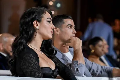 Ronaldo tình tứ ngắm bạn gái gợi cảm