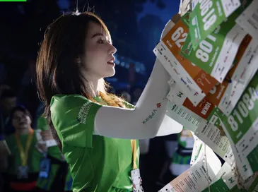 Hotgirl Hà Kim khiến dân mạng ‘tan chảy’ với nhan sắc trong veo ở marathon đêm Hà Nội