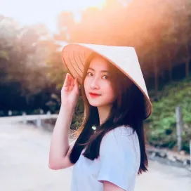 Nhan Sắc “Kẻ Bị Ghét” Của Cô Công Nhân Làng Trong Phố: Xinh Đẹp Nhưng Lại Gây Mối Thù Đẫm Máu