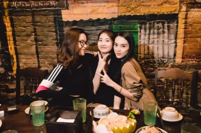 Nhan Sắc “Kẻ Bị Ghét” Của Cô Công Nhân Làng Trong Phố: Xinh Đẹp Nhưng Lại Gây Mối Thù Đẫm Máu