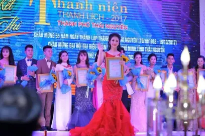 Nhan Sắc “Kẻ Bị Ghét” Của Cô Công Nhân Làng Trong Phố: Xinh Đẹp Nhưng Lại Gây Mối Thù Đẫm Máu