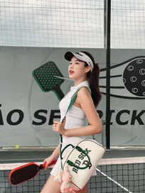 Hoa hậu Đỗ Thị Hà gây chú ý với phong cách thời trang nổi bật trong làng pickleball