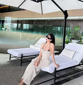 Tình cũ hot boy ĐT Việt Nam khoe vòng 1 căng tràn dưới bể bơi