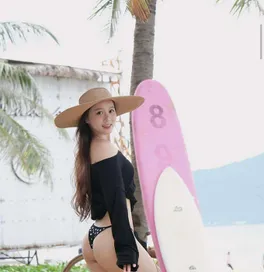Bạn gái tuyển thủ Việt Nam gây sốt với loạt ảnh bikini táo bạo