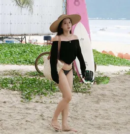 Bạn gái tuyển thủ Việt Nam gây sốt với loạt ảnh bikini táo bạo