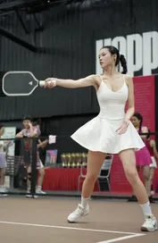 Cao Quyên bất ngờ gây bão mạng xã hội với vẻ đẹp cuốn hút