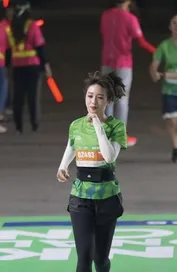 Hotgirl Hà Kim khiến dân mạng ‘tan chảy’ với nhan sắc trong veo ở marathon đêm Hà Nội