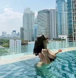 Tình cũ hot boy ĐT Việt Nam khoe vòng 1 căng tràn dưới bể bơi