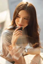 Dòng trạng thái của MC “chân dài nhất Việt Nam” khiến fan xuýt xoa