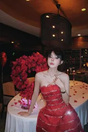 Bạn gái Văn Thanh cực nóng bỏng, khoe thu nhập tiền tỉ