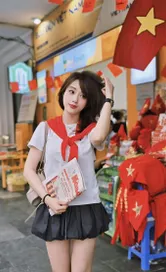 Hotgirl Hà Kim khiến dân mạng ‘tan chảy’ với nhan sắc trong veo ở marathon đêm Hà Nội