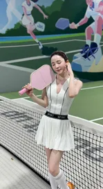 Quỳnh Nga làm fans xao xuyến với màn khoe dáng bốc lửa, thả thính "chất"