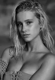 Sara McNally: Biểu tượng quyến rũ mới khiến cộng đồng mạng "dậy sóng".