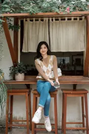 Nhan Sắc “Kẻ Bị Ghét” Của Cô Công Nhân Làng Trong Phố: Xinh Đẹp Nhưng Lại Gây Mối Thù Đẫm Máu