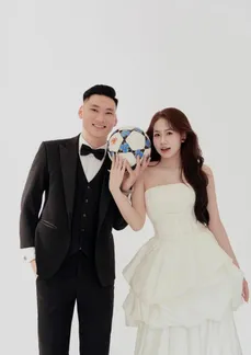 Sao Thanh Hóa và cô dâu tiếp viên: Tình yêu khiến fan ngưỡng mộ