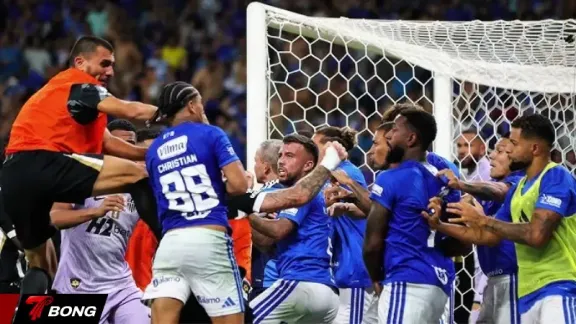 Cựu sao Ngoại hạng Anh dính líu vụ hỗn chiến 23 thẻ đỏ tại Campeonato Mineiro