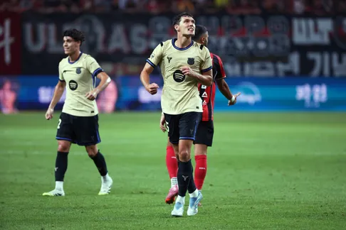 Barca cân nhắc gia hạn hợp đồng thêm một năm với trụ cột phòng ngự 29 tuổi