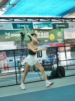Nhan sắc và outfit táo bạo của hot girl khiến sân pickleball “nóng rực”