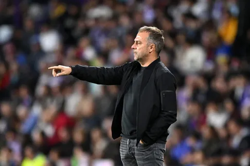 Hansi Flick lo ngại tình trạng mệt mỏi đeo bám Barca trước thềm El Clasico