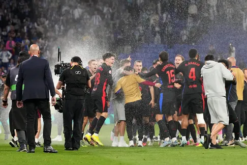 Căng thẳng: Espanyol bật vòi phun nước ngăn Barca ăn mừng chức vô địch La Liga