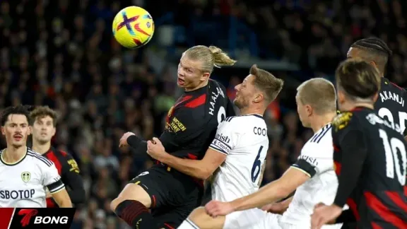 Hàng thủ Leeds United tìm cách khóa chặt Erling Haaland tại Elland Road