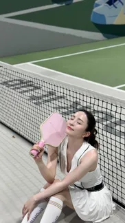 Quỳnh Nga làm fans xao xuyến với màn khoe dáng bốc lửa, thả thính "chất"