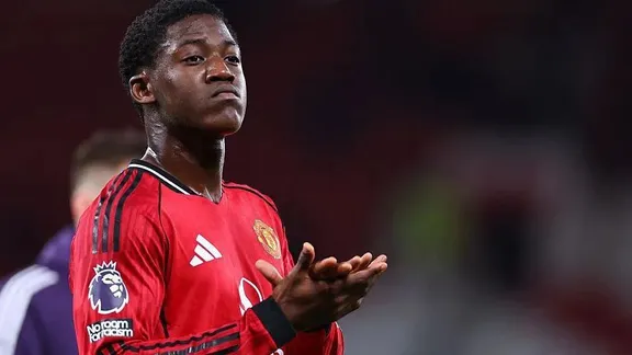 Anh trai cùng cha khác mẹ của tiền vệ Man Utd mặc áo phông 'Giải cứu Kobbie Mainoo'