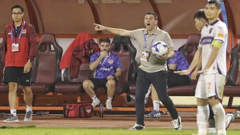 HLV Ninh Bình không hài lòng với tình huống phạm lỗi nghiêm trọng trên sân