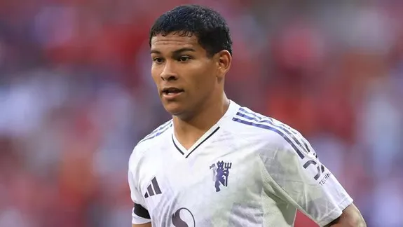 Ngôi sao trẻ MU Diego Leon dính nghi vấn “hàng fake”