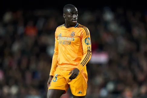 Real Madrid "lao tâm khổ tứ" vì hàng phòng ngự