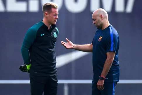 Khả năng đội trưởng Barcelona ra đi có thể kéo theo thành viên ban HLV Hansi Flick rời đội