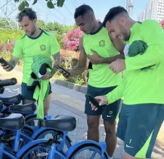 CLB vỡ nợ, cầu thủ phải "Thuê" xe đạp đi tập