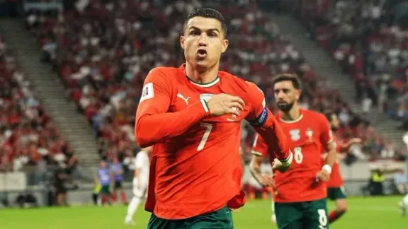 Cristiano Ronaldo nhận giải "Cầu thủ vĩ đại nhất mọi thời đại"