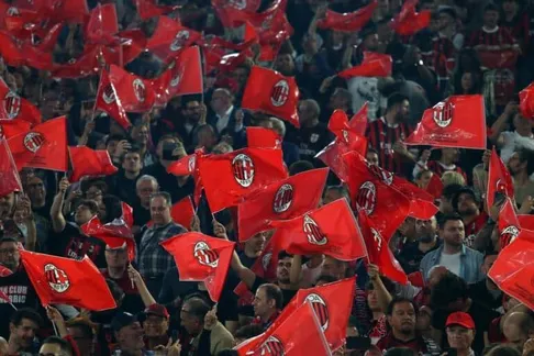 CĐV AC Milan phá hoại ghế tại Olimpico, chế nhạo cái chết của De Falchi