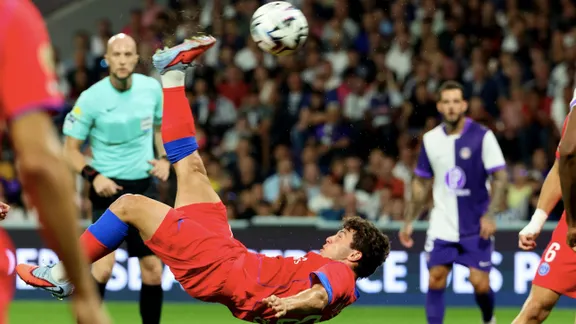 Hai cú xe đạp chổng ngược và bốn quả phạt đền giúp PSG đánh bại Toulouse