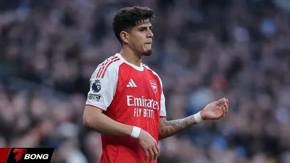 Arsenal lo sốt vó khi Hincapie là người thứ 9 rút khỏi đội tuyển