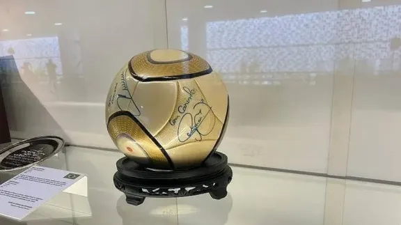 Đi tù vì trộm bóng có chữ ký Neymar